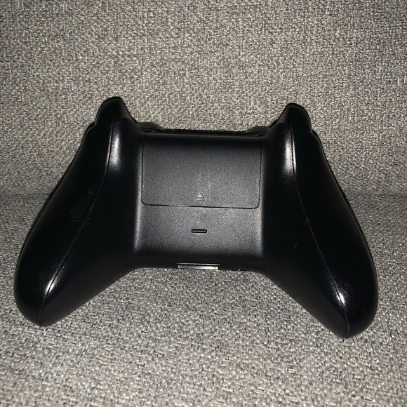 BASICALLY NEW - USED ONCE Black Xbox 1 Controller - Picture 4 of 5